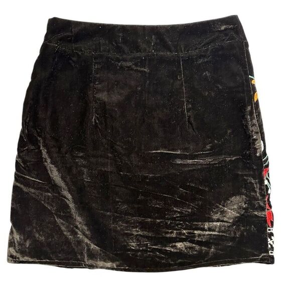 Size S (Junior) Romeo + Juliet Couture Embroidered Mini Skirt in Black - Picture 2 of 5